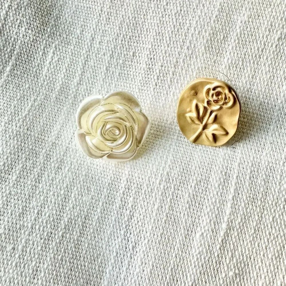 Miss match white rose and gold roseβstamp studβearrings